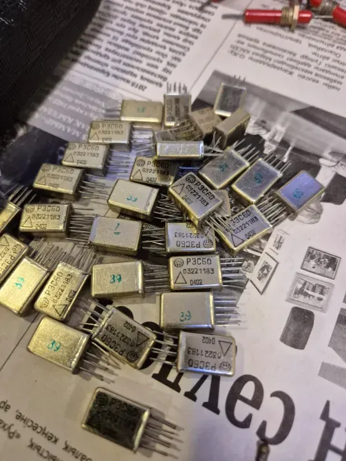 Изображение микросхем на бумаге