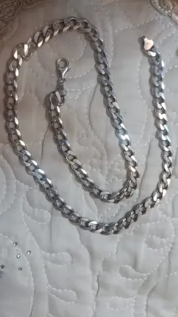 Статуэтка совы, расположенная на книжной подставке