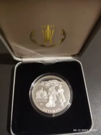 Статуэтка совы, расположенная на книжной подставке