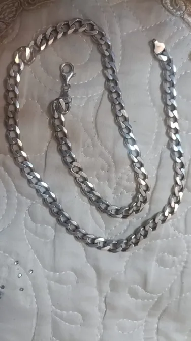 Металлическая цепочка на белом фоне