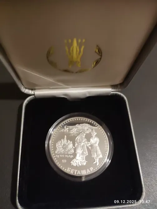 Серебряная монета в коробке