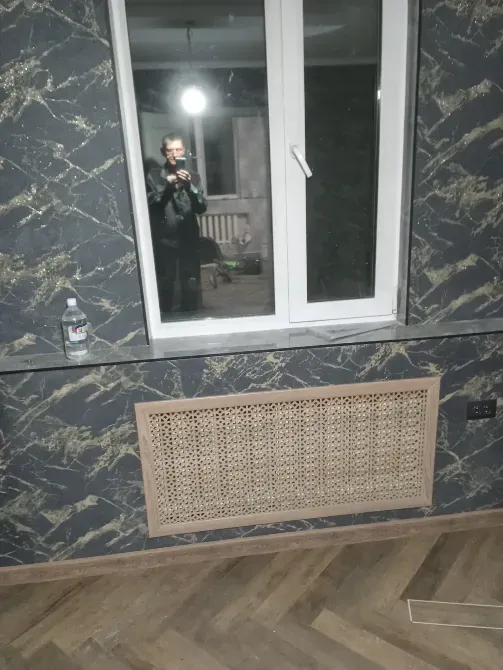 Бөлме интерьері терезе мен айнадағы шағылысымен