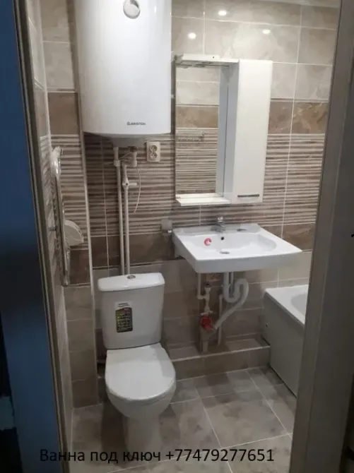 Унитаз және раковинасы бар ванна бөлмесі