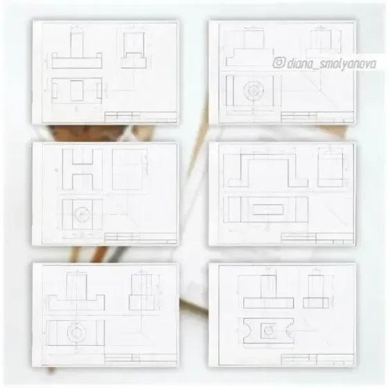 Ыстық сусыны бар кружка және ақ фондағы сызбалары бар блокноттар