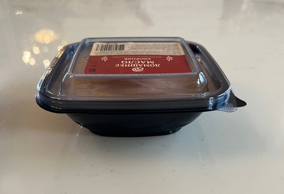 Домашнее масло в упаковке, вид сбоку