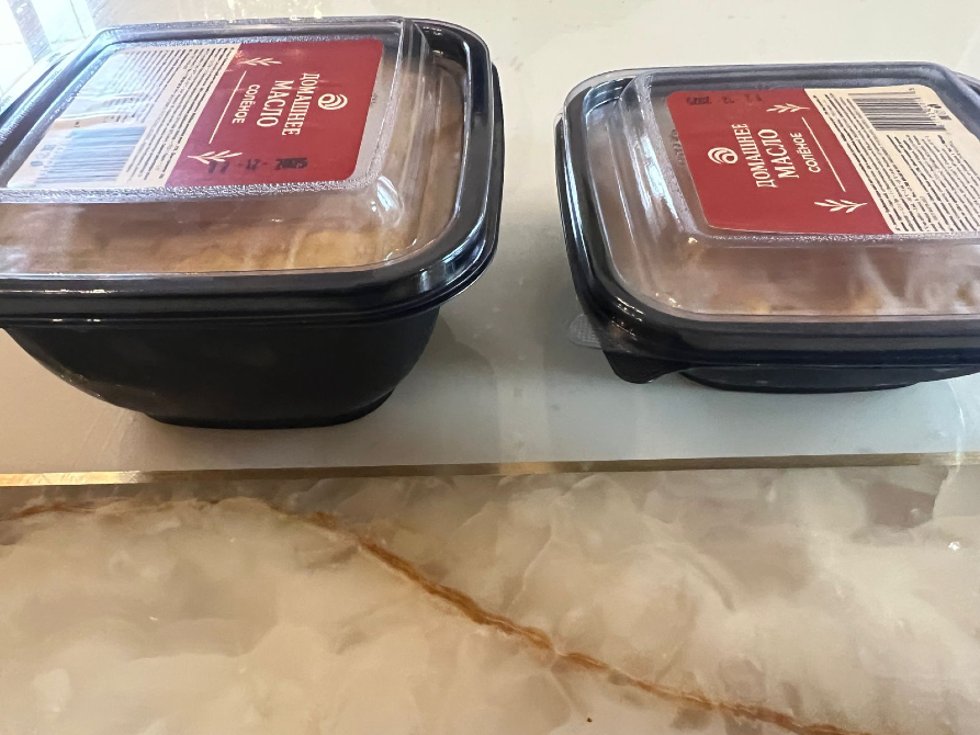 Два контейнера с домашним маслом на столе