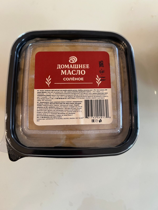 Упаковка домашнего масла с этикеткой