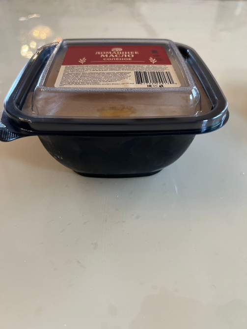 Контейнер с домашним маслом сбоку