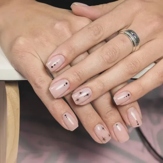 Ногти с розовыми оттенками и яркими полосами радуги