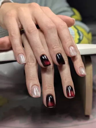 Ногти с розовыми оттенками и яркими полосами радуги