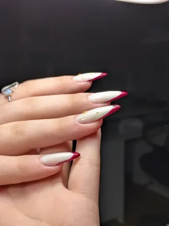 Ногти с розовыми оттенками и яркими полосами радуги