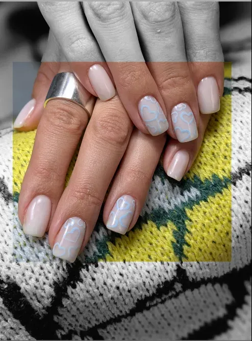 Ногти с легким рисунком и аккуратным дизайном на светлом фоне