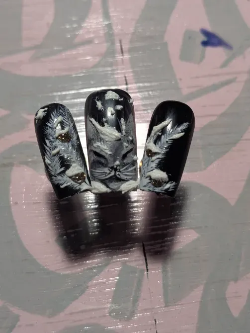 Ногти с черным и белым дизайном, изображающим пушистых объектов