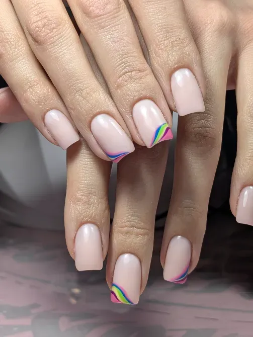 Ногти с розовыми оттенками и яркими полосами радуги