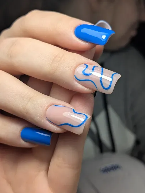 Ногти с небесно-голубыми и прозрачными линиями