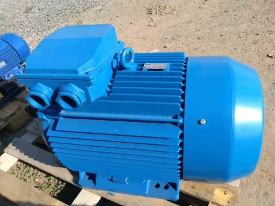 Множество электродвигателей на складе