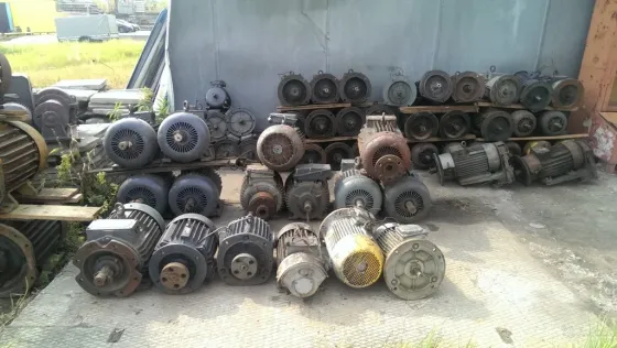 Старый электрический мотор на бетонном полу