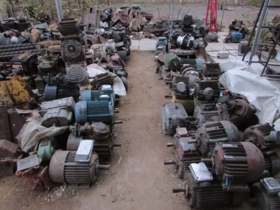 Старый электрический мотор на бетонном полу