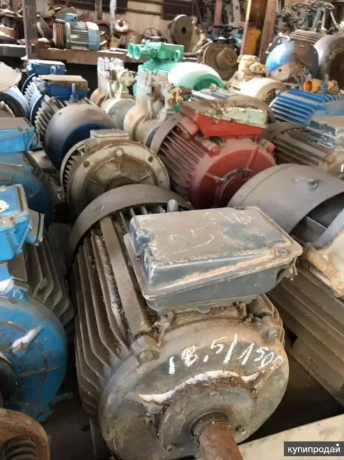 Множество электрических моторов разных цветов и размеров в складском помещении