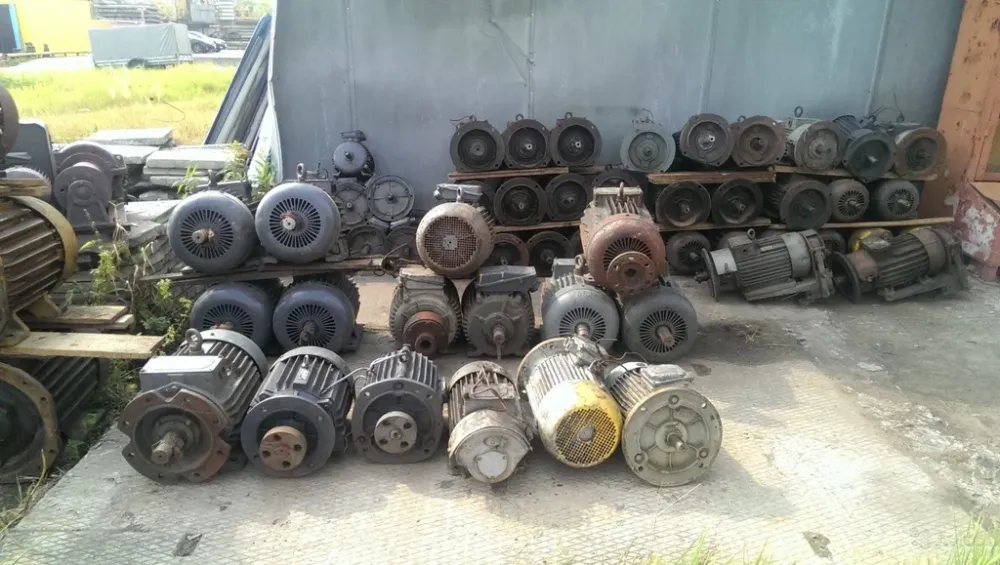 Группа старых электрических моторов, собранных на открытом воздухе