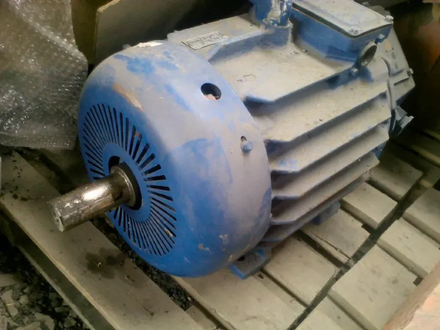 Синий электрический мотор с открытым ротором