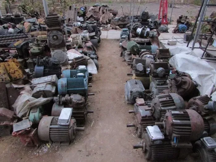 Склад с электрическими моторами, множество старых и новых моторов