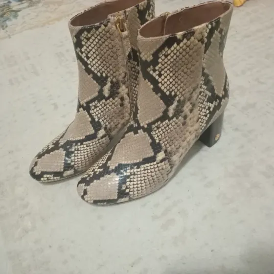 Ботильоны с питоновой текстурой