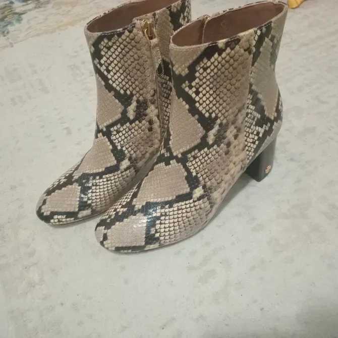 Ботильоны с питоновой текстурой