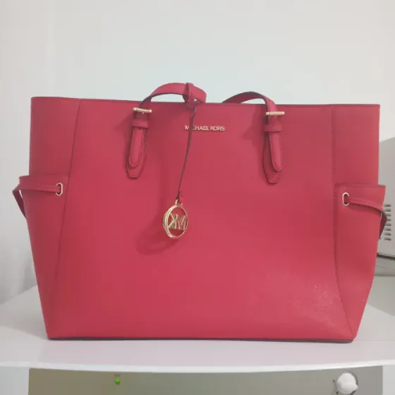 Красная сумка Michael Kors с золотистым логотипом