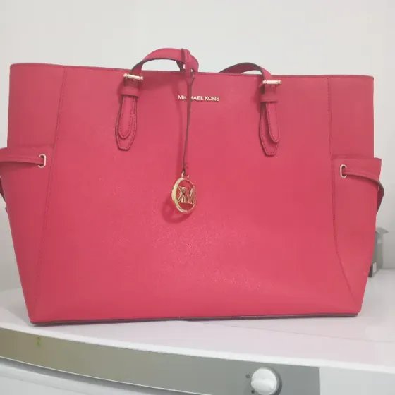 Красная сумка Michael Kors с золотистым логотипом