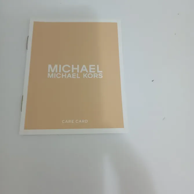Картка с информацией оcare от Michael Kors