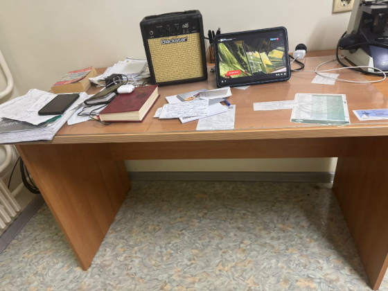 Қара кресло қол сүйеніштерімен және арқасындағы жолақтармен