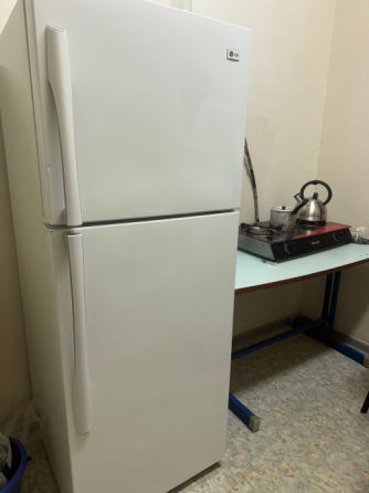 Қара кресло қол сүйеніштерімен және арқасындағы жолақтармен