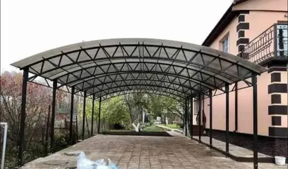 Строительная площадка с нового здания под голубым небом