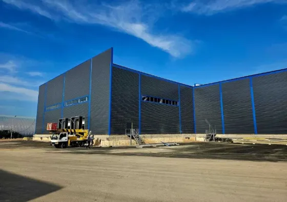 Строительная площадка с нового здания под голубым небом