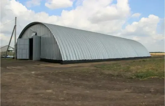 Строительная площадка с нового здания под голубым небом