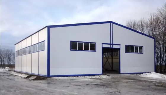 Строительная площадка с нового здания под голубым небом