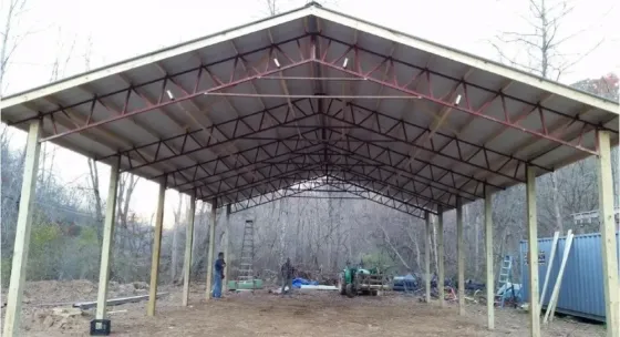 Строительная площадка с нового здания под голубым небом