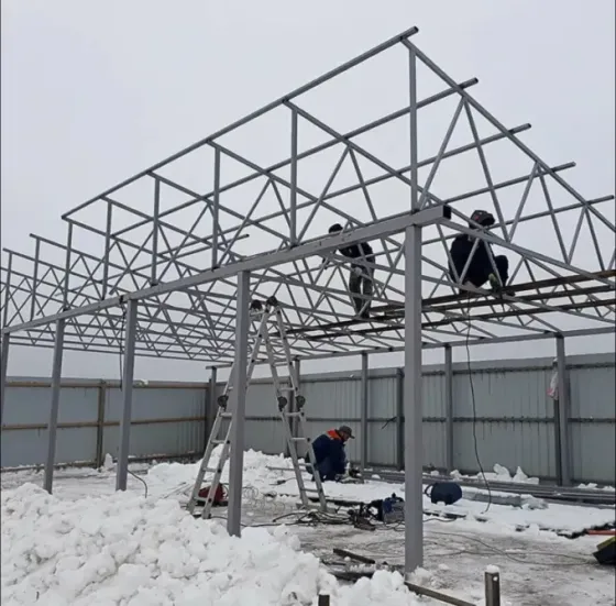 Строительная площадка с нового здания под голубым небом