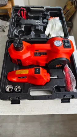 Комплект инструментов для ремонта автомобилей в черном чемодане