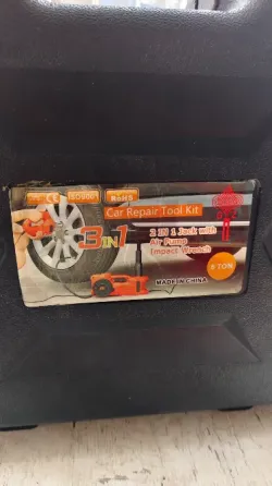 Комплект инструментов для ремонта автомобилей в черном чемодане