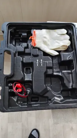 Комплект инструментов для ремонта автомобилей в черном чемодане