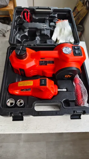 Комплект инструментов для ремонта автомобилей в черном чемодане