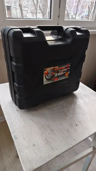 Закрытый черный чемодан с набором инструментов