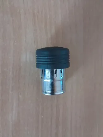 Металлический разъём с черной крышкой