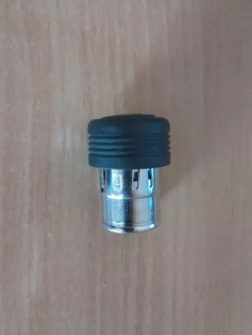 Металлический разъём с черной крышкой