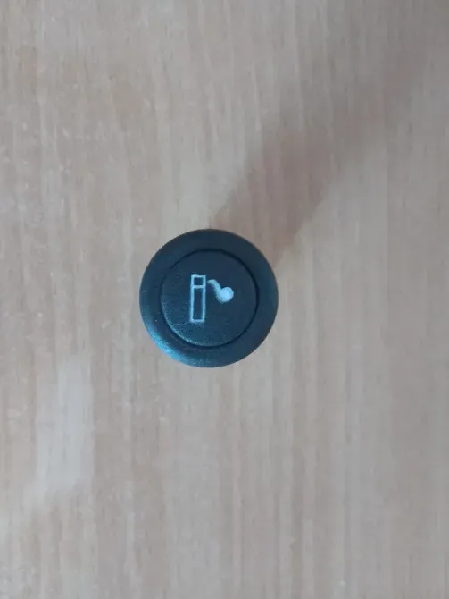 Кнопка с символом в виде стаканчика на черной крышке