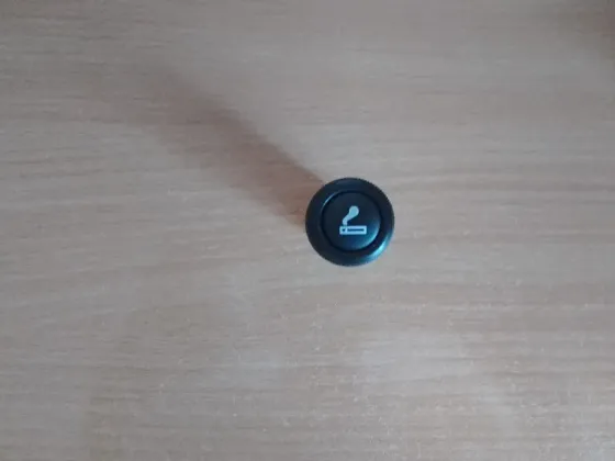 Изображение детали устройства с металлической частью