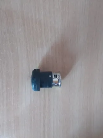 Изображение детали устройства с металлической частью