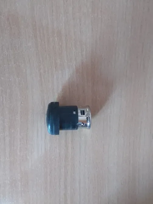 Металдық бөлімі бар құрылғының бөлігі